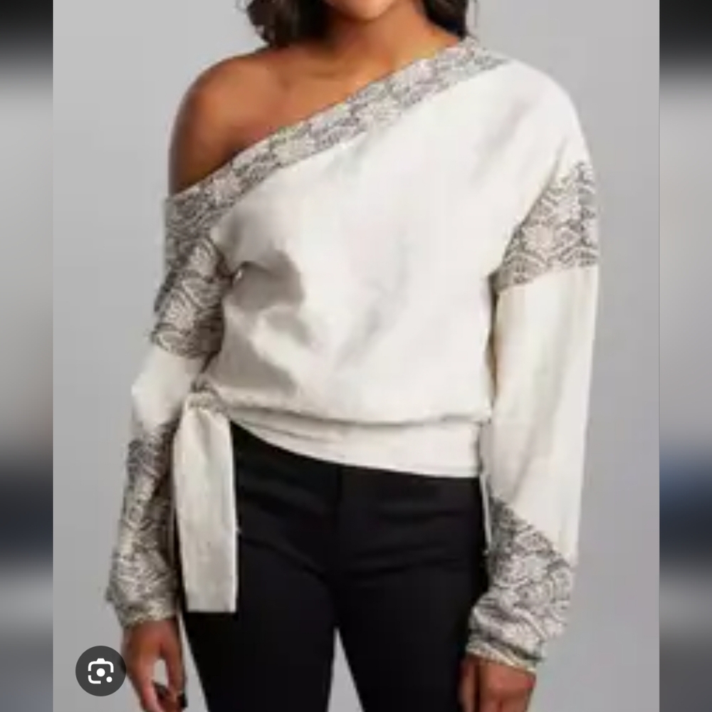 Women's Gimmicks by BKE Cream and Gray Tie Blouse Medium